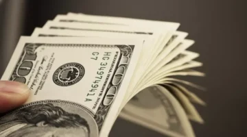 انهيار الدولار في مصر يدفع البنوك لخفض الأسعار ويدعم القوة الشرائية للمواطنين 1